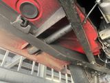 un gros plan du moteur et du pot d'échappement d'une voiture