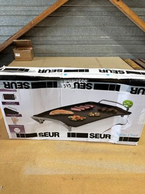 une boîte contenant une grille, posée sur une table