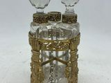 une image représentant un flacon de parfum en verre surmonté de deux gouttes de cristal