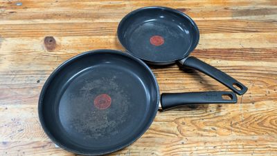 deux casseroles posées l'une à côté de l'autre sur une table en bois