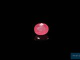 un diamant rose sur une surface noire