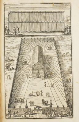 un vieux livre avec un dessin représentant une pyramide au milieu
