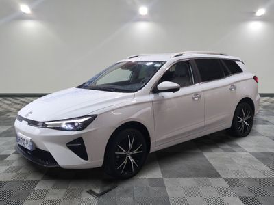 La Toyota Grand Touring Wagon blanche est garée sur un sol à damier.