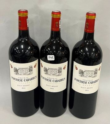 trois bouteilles de vin rouge sont alignées sur une table