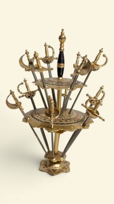 une image représentant un agencement décoratif d'épées et de sabres