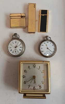 de nombreux types d'horloges différents sur un fond blanc
