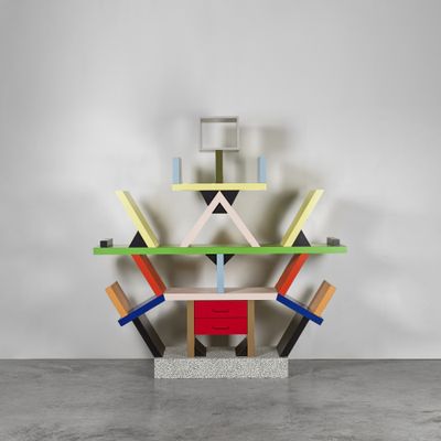 une photo d'une bibliothèque multicolore dans une pièce