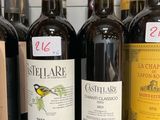 des bouteilles de vin sont alignées sur une étagère dans un magasin