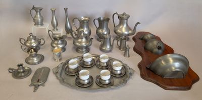 beaucoup d'objets en argent qui se trouvent sur la table