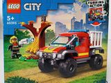 une boîte contenant un camion de pompiers Lego City
