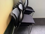 Dans la salle d'attente, des chaises sont alignées contre un mur