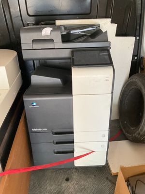 un tas de matériel de bureau à l'arrière d'une camionnette