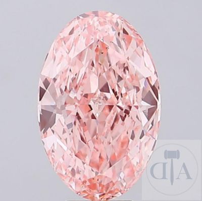 un diamant rose de forme ovale sur un fond blanc