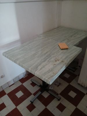 2 Tables carrées - 5 chaises plastique - 1 Banque d'acceuil … - Photo 1