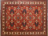 un tapis rouge et noir orné d'un motif floral