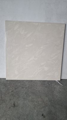 un gros plan sur un morceau de papier posé sur un sol en béton
