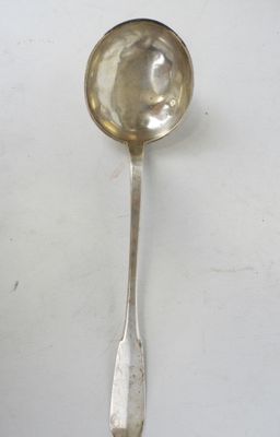 une cuillère en argent avec un manche de cuillère sur une table