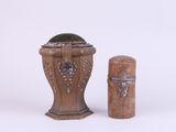 un petit pot en bois contenant une plante verte