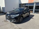 une voiture noire garée devant un bâtiment dans un parking