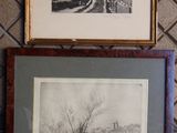 deux tableaux encadrés accrochés au mur d'une pièce