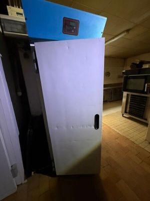 un réfrigérateur qui trône au milieu d'une cuisine