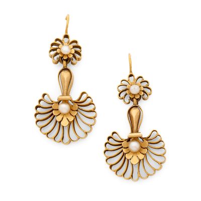 une photo d'une paire de boucles d'oreilles en or et perles