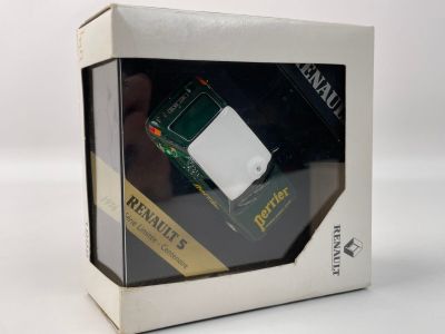une boîte blanche contenant un appareil électronique vert et blanc