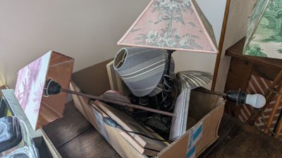 une lampe posée sur une boîte