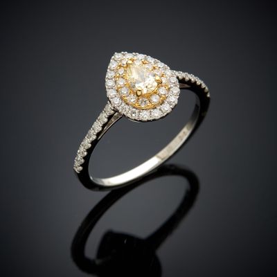 gros plan d'une bague en diamant sur une surface noire