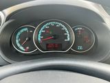 un gros plan du tableau de bord d'une voiture, avec un compteur de vitesse et des jauges