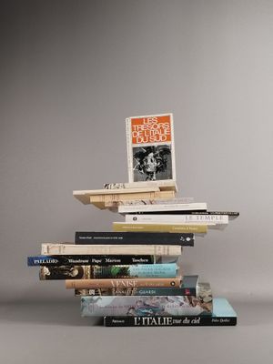 plusieurs livres empilés les uns sur les autres sur une surface grise