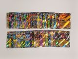 Plusieurs types différents de cartes Pokémon sont alignées sur une surface blanche