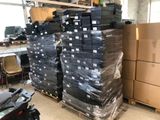 un grand nombre de boîtes empilées les unes sur les autres dans un entrepôt