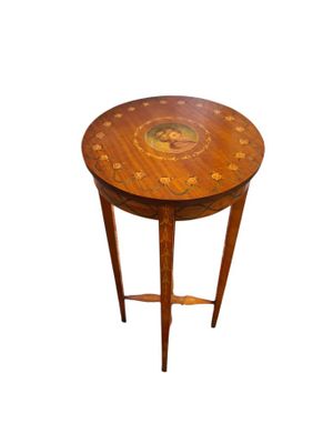 GUERIDON rond en placage de satiné à décor peint et entretoi…