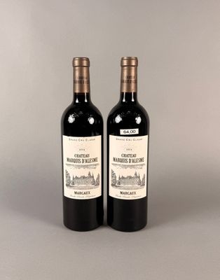 deux bouteilles de vin posées sur une table l'une à côté de l'autre