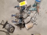 une pile d'objets hétéroclites posés sur le sol