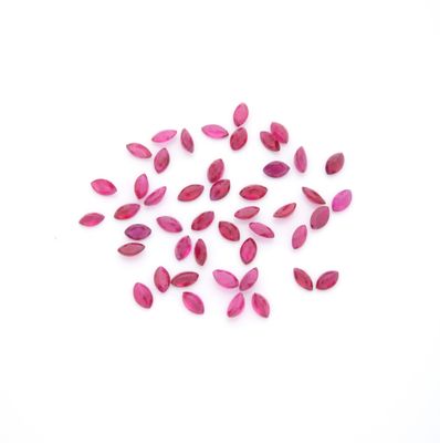 quelques pétales roses sont éparpillés sur une surface blanche
