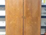 une armoire en bois à deux portes dans une pièce