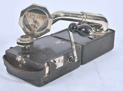 un téléphone à l'ancienne posé sur une valise