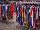 beaucoup de vêtements suspendus à une étagère dans un magasin