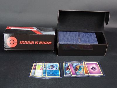 le contenu d'une boîte de jeux de cartes comprenant une boîte de cartes, une boîte de cartes et une boîte de cartes