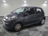 la photo d'une petite voiture grise garée dans un garage