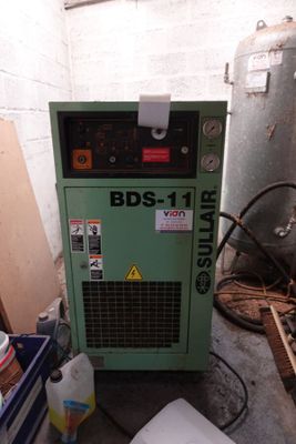 une machine qui se trouve dans le coin d'une pièce