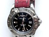 gros plan d'une montre-bracelet sur une surface blanche