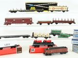 de nombreux trains miniatures exposés