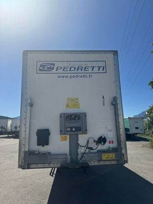 un camion de livraison garé sur le parking