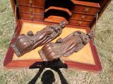deux statues dans une boîte en bois posée sur l'herbe