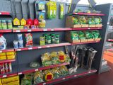 de nombreux articles à vendre sur les étagères du magasin
