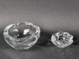 deux bols en verre transparent et un petit bol posés sur une surface noire