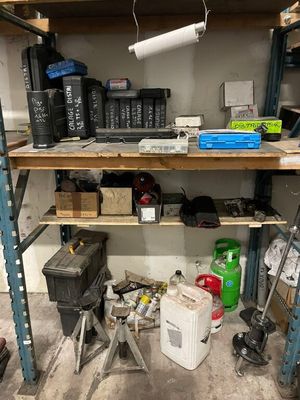 une étagère contenant de nombreux objets dans une pièce